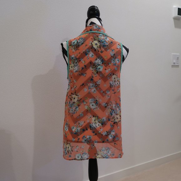 Floral Sleeveless Top with Collar - Picture 2 of 6